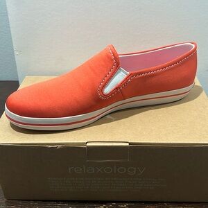 Tommy Bahama Women’s Reflexology Calina slip on sneaker  size 9.5 NIB